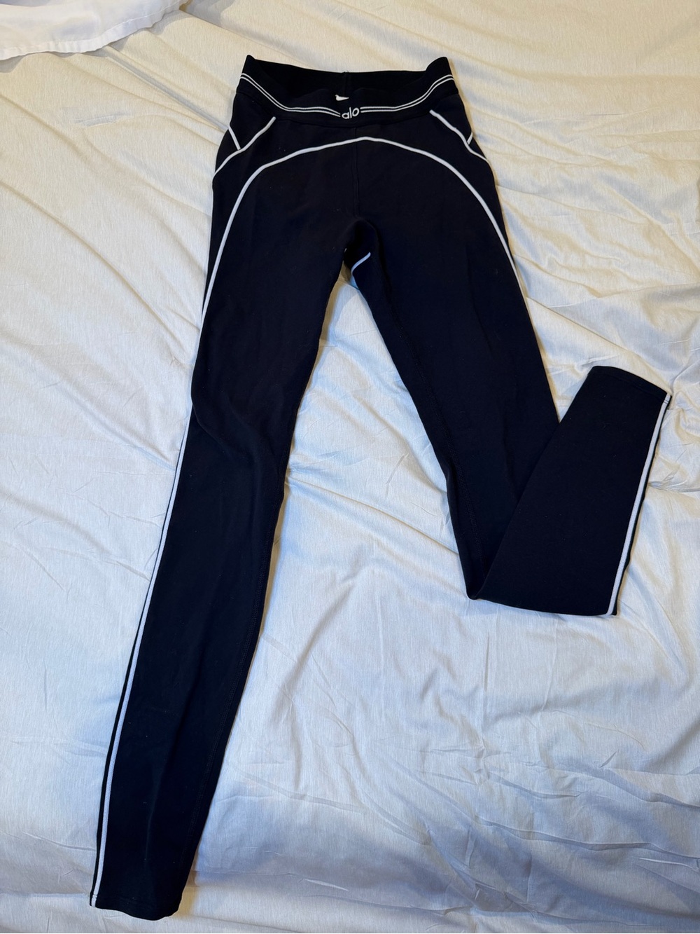 AloYoga Airbrush High-Waist 7/8 Heart Throb Legging – Black/White
Size XXS